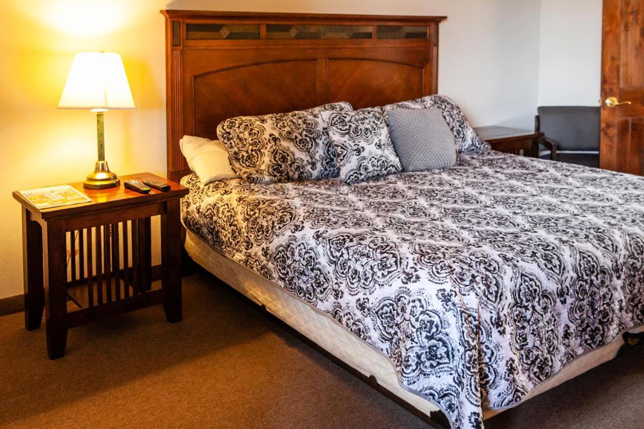 Circle R Motel East Glacier Park Village Экстерьер фото