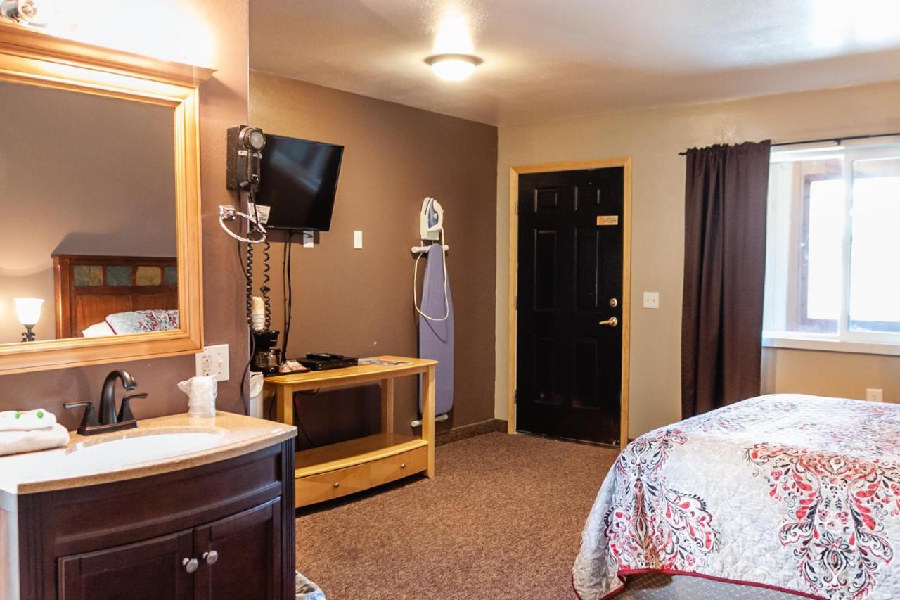 Circle R Motel East Glacier Park Village Экстерьер фото