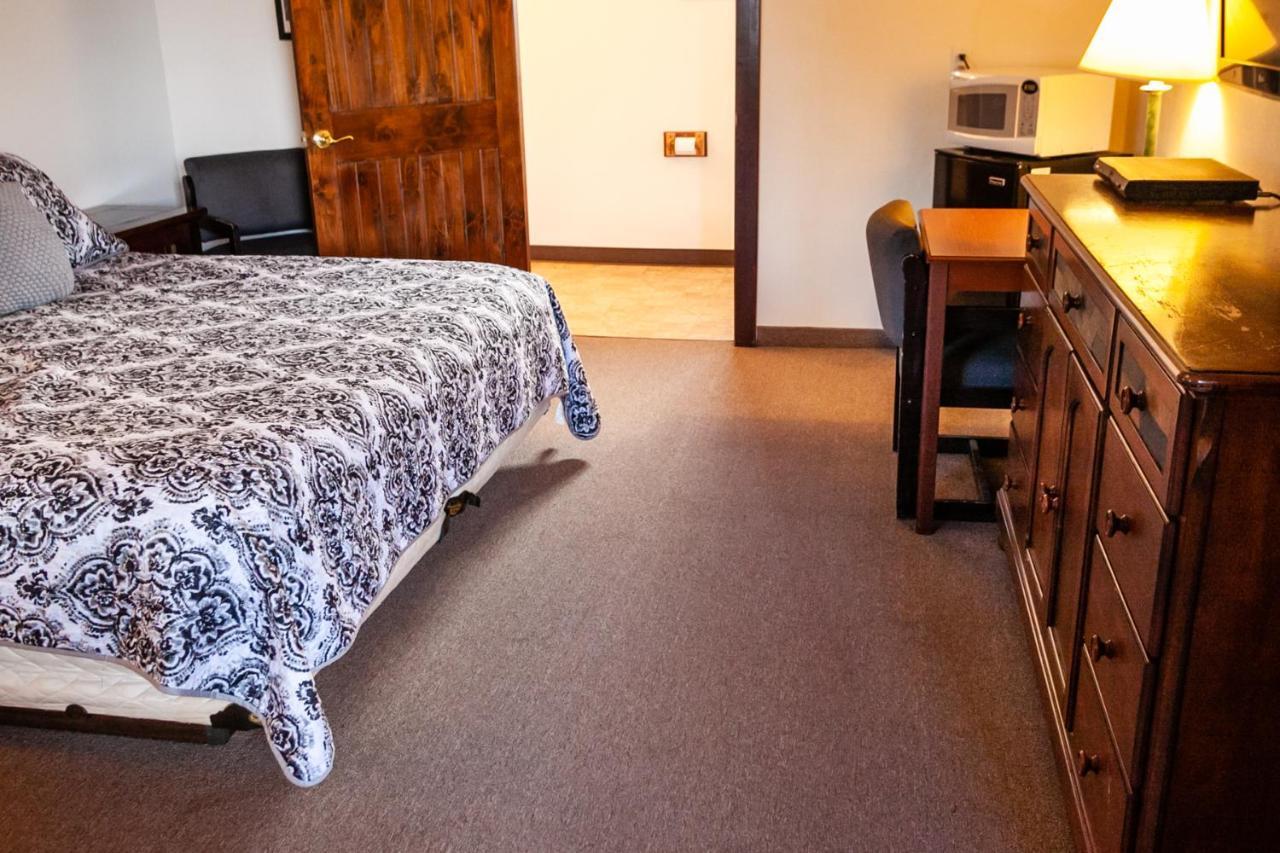 Circle R Motel East Glacier Park Village Экстерьер фото